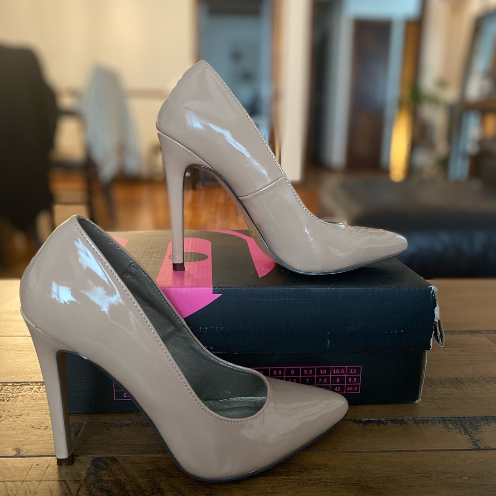 Nude patent leather pumps. Lightly Worn with some scuffs. Size 6.5